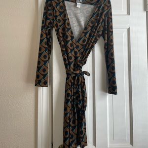 DVF authentic wrap dress, 100% silk- vintage 1974 pattern - black, brown, blue